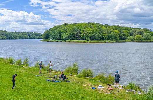 Pesca en el lago en el camping CAPFUN Palais de Gaufrette en R�mering les Puttelange (57).