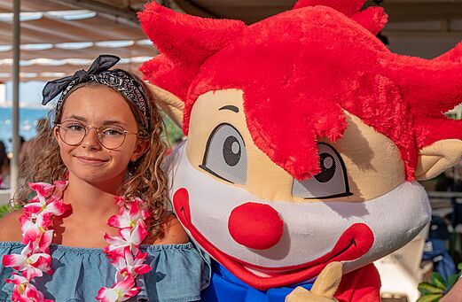 Mascota y ni�a sonriente en el camping CAPFUN Palais de Gaufrette (57).