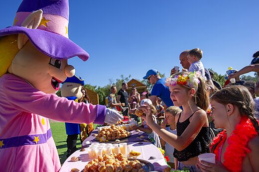 Mascota distribuyendo chouquettes, animaci�n en el camping CAPFUN Palais de Gaufrette en R�mering les Puttelange (57).