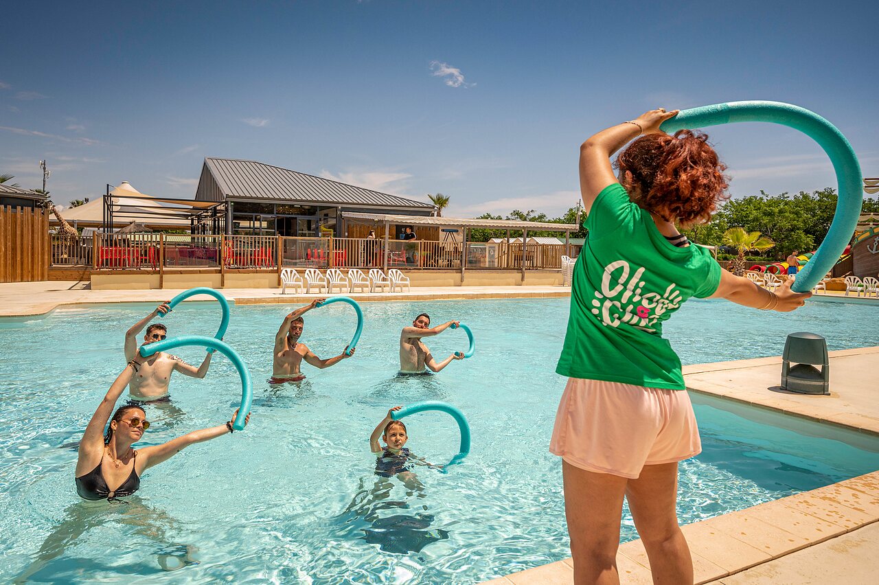 Clase de aquagym animada en la piscina exterior del camping CLICOCHIC Palmira Beach en Vendres-Plage (34).