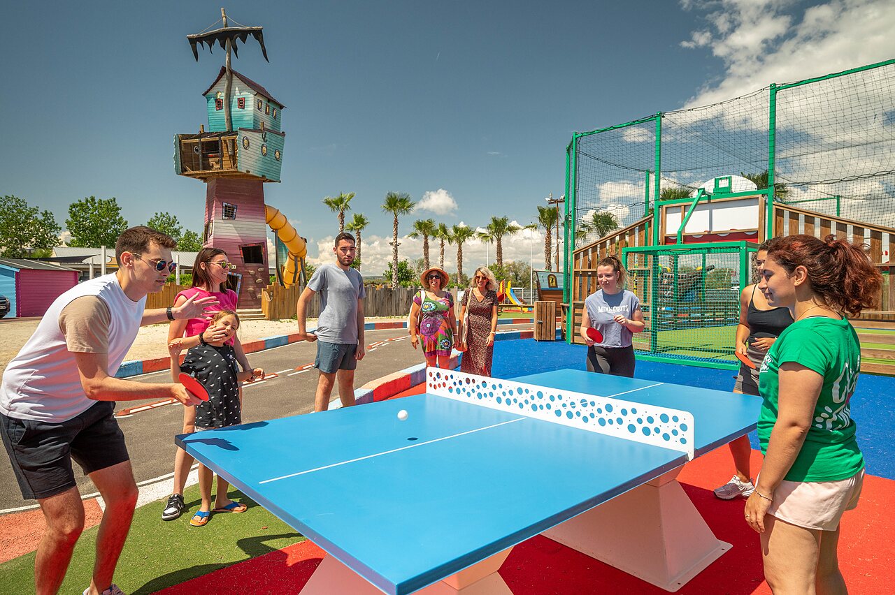 Tenis de mesa familiar en camping CLICOCHIC Palmira Beach, Vendres-Plage (34).