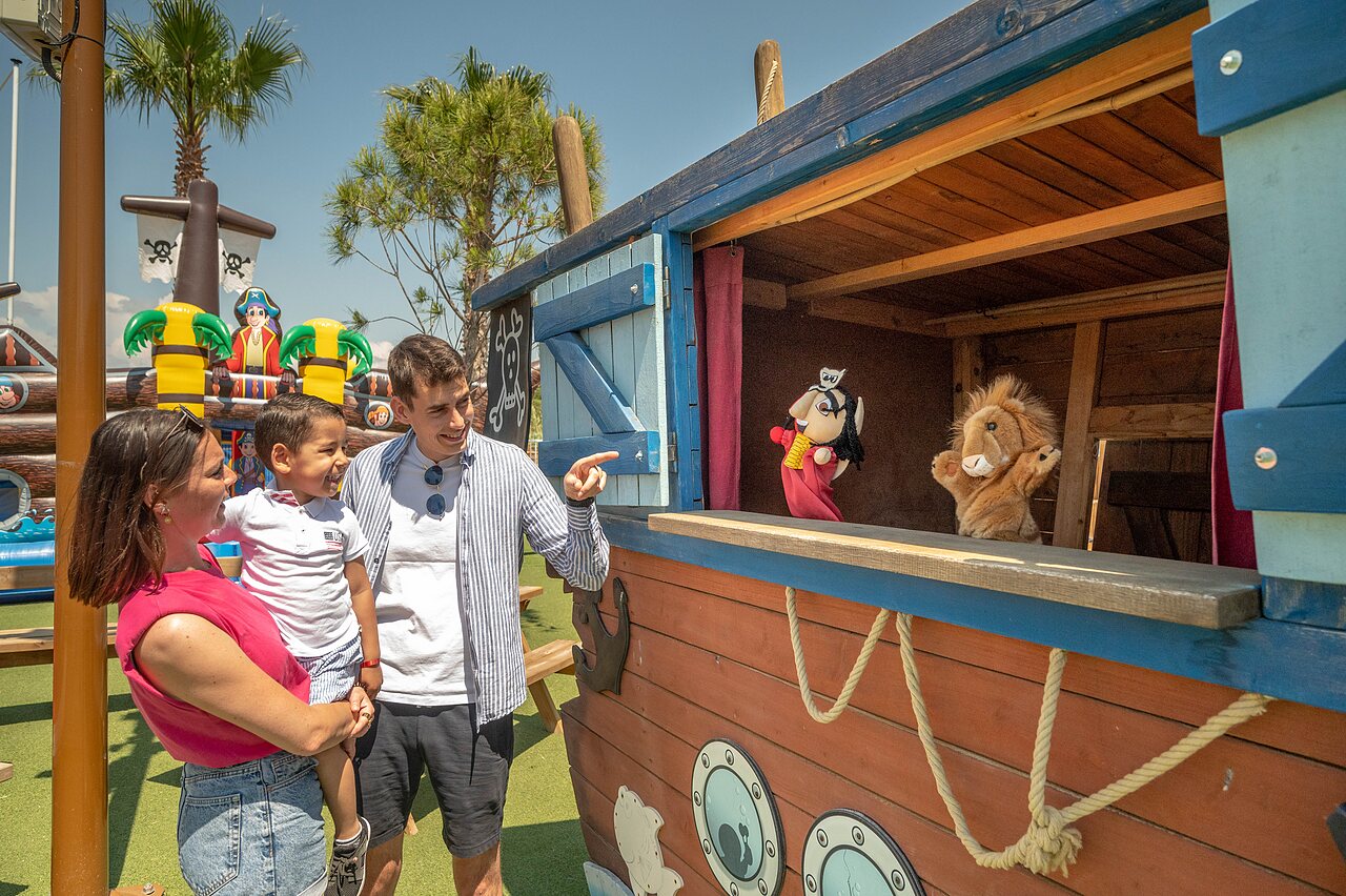Espect�culo marionetas, juegos en el camping CLICOCHIC Palmira Beach en Vendres-Plage.