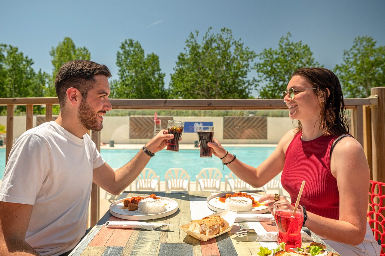 Comida en terraza en el camping CLICOCHIC Palmira Beach en Vendres-Plage (34).