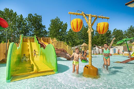 Toboganes acuáticos y juegos de agua para niños en el camping CLICOCHIC Palmira Beach.