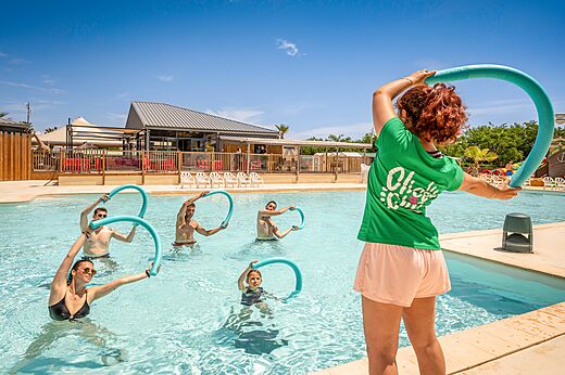 Aquagym animado en piscina del camping CLICOCHIC Palmira Beach en Vendres-Plage (34).