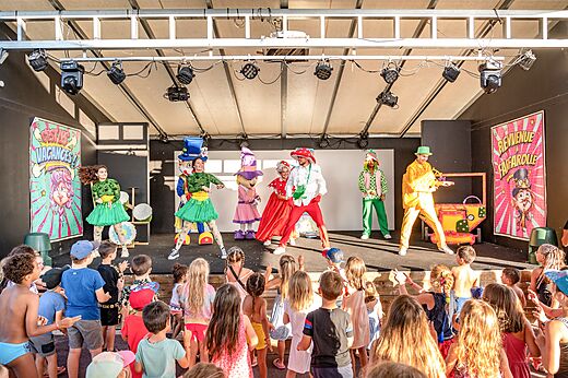 Espectáculo de animación infantil en el escenario del camping CLICOCHIC Palmira Beach en Vendres-Plage (34).