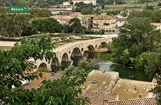 Histórico Pont Vieux y río Orb en Béziers, Occitania.