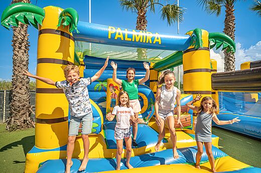 Estructura hinchable para ni�os en CLICOCHIC Palmira Beach, Vendres-Plage.