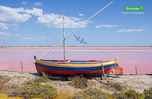 Barco tradicional colorido y salinas rosas de Gruissan, lugar para visitar cerca del camping.