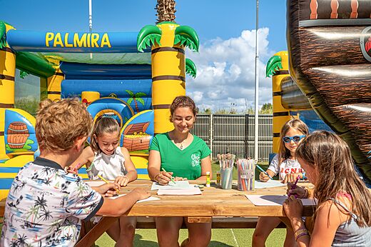 Niños en actividad de animación junto a juegos hinchables en camping CLICOCHIC Palmira Beach en Vendres-Plage (34).
