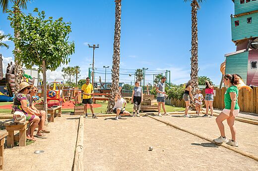 Campo de petanca con jugadores en el camping CLICOCHIC Palmira Beach en Vendres-Plage.