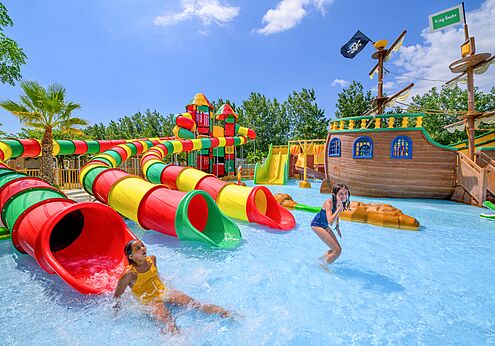 Piscina con toboganes en el camping CLICOCHIC Palmira Beach (34).