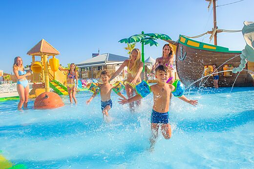 Piscina lúdica, juegos acuáticos y barco pirata en el camping CLICOCHIC Palmira Beach.