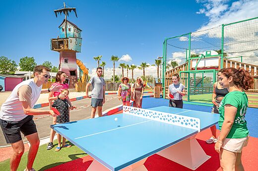 Ping-pong y juegos en el camping CLICOCHIC Palmira Beach en Vendres-Plage.