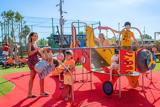 Zona de juegos colorida, niños divirtiéndose en camping CLICOCHIC Palmira Beach en Vendres-Plage (34).