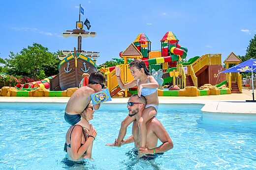 Piscina, juegos acu�ticos, familia en camping CLICOCHIC Palmira Beach en Vendres-Plage.