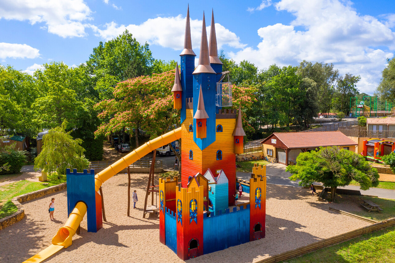 Castillo de juegos colorido con toboganes para ni�os en el camping CAPFUN Palombi�re.