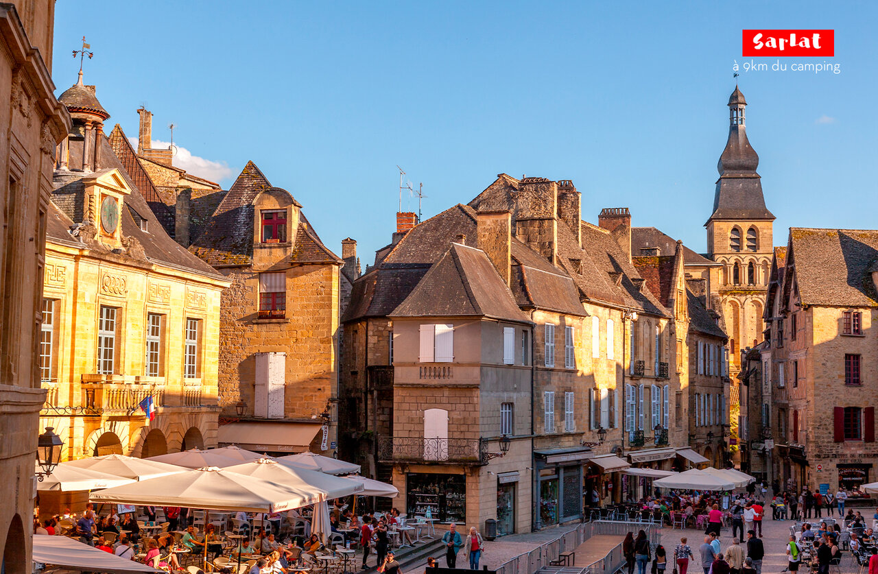 Centro hist�rico de Sarlat, calles medievales y terrazas animadas para visitar.