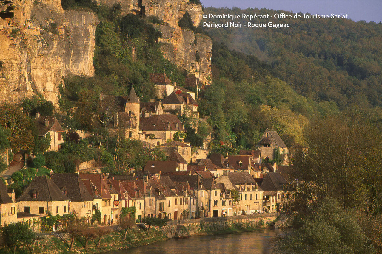 Pueblo medieval de La Roque-Gageac a orillas del Dordo�a, cerca de Sarlat.