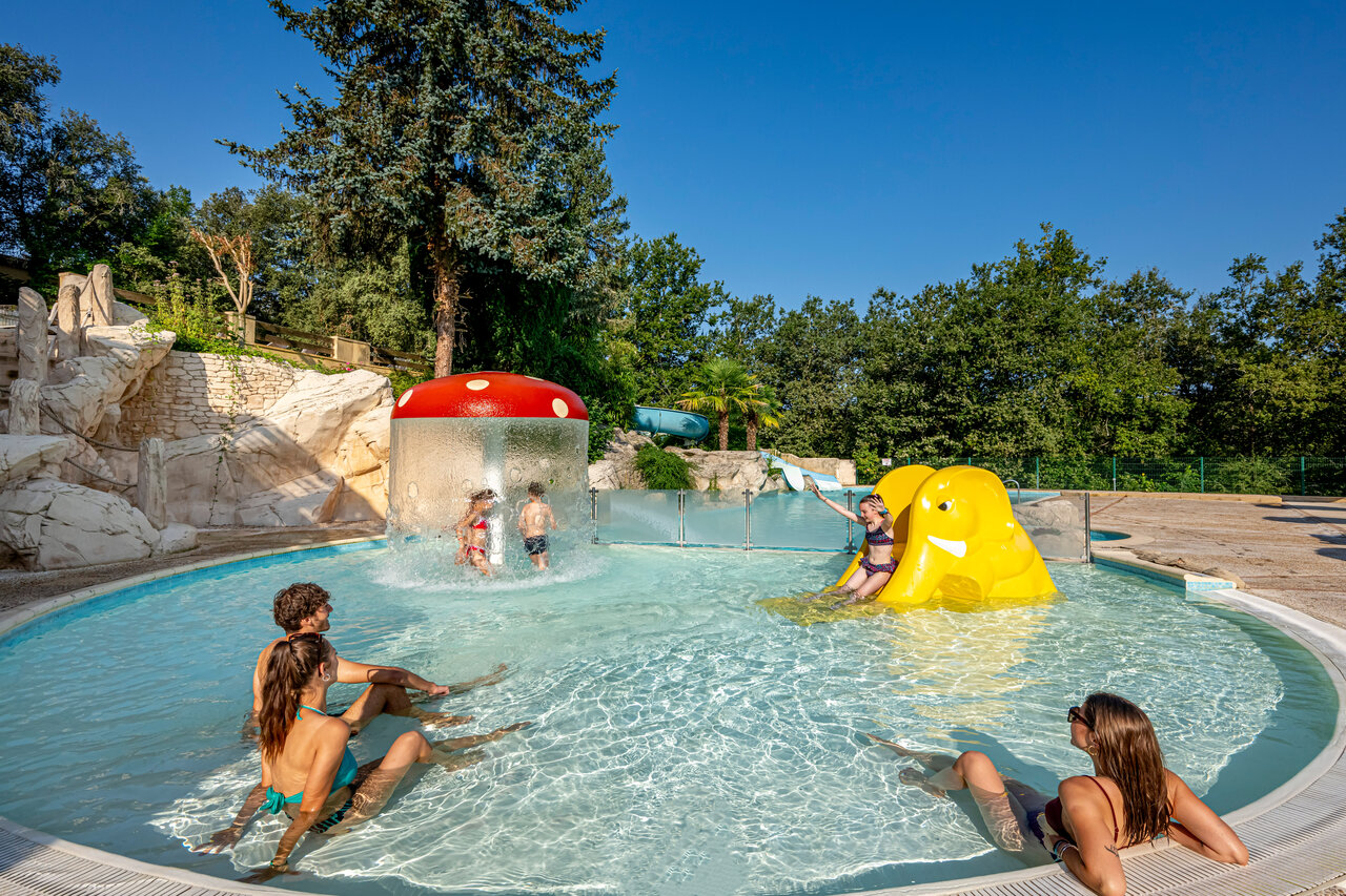 Piscina exterior, juegos acu�ticos, ni�os, adultos en el CAPFUN Palombi�re Sarlat (24).