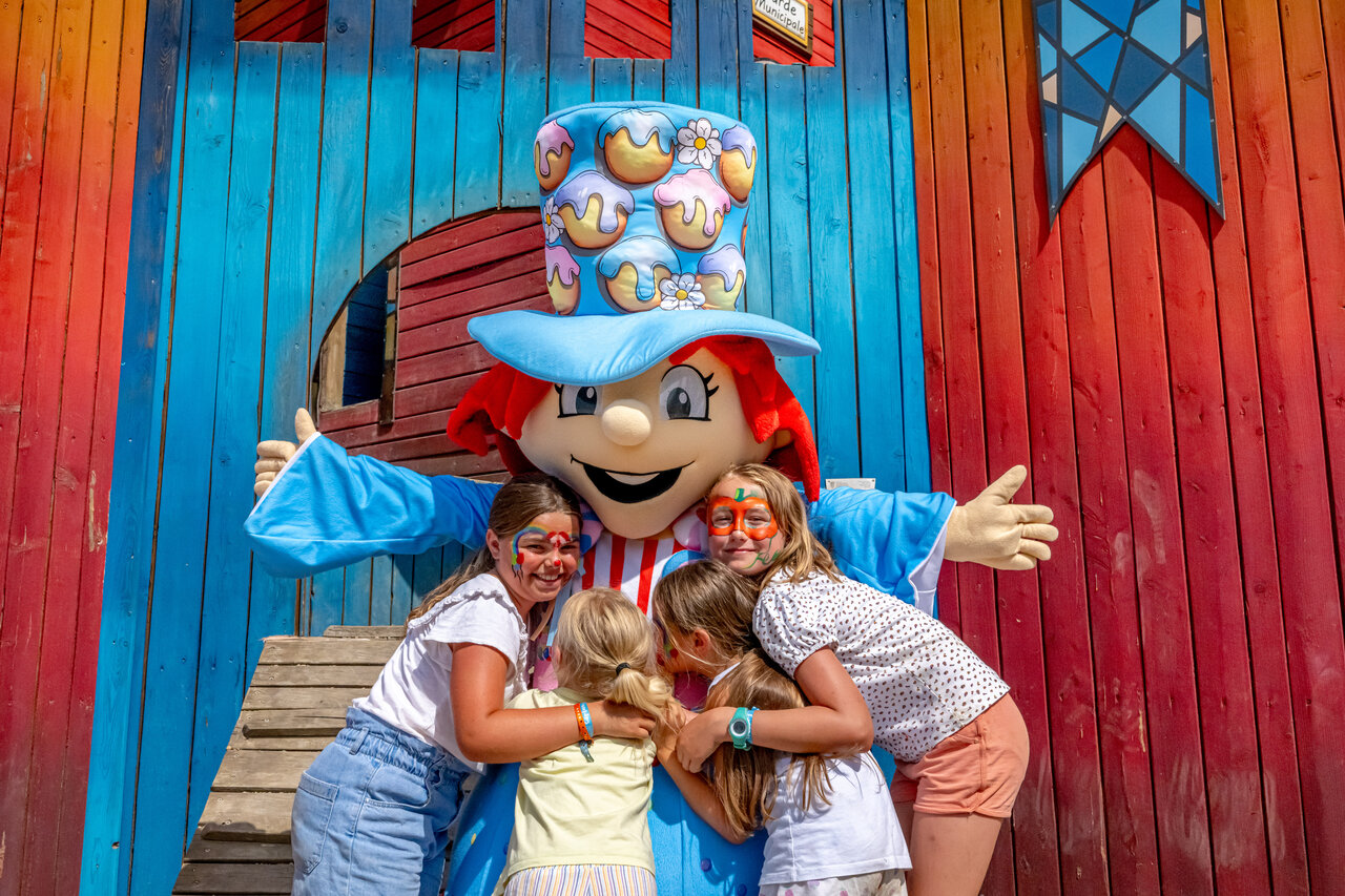 Mascota alegre y ni�os maquillados, animaci�n en el camping CAPFUN Palombi�re en Sarlat (24).