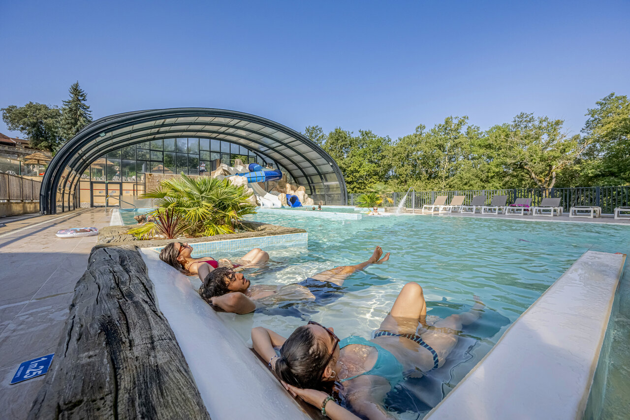 Piscina exterior, zona de relax y toboganes en el camping CAPFUN Palombi�re en Sarlat (24).