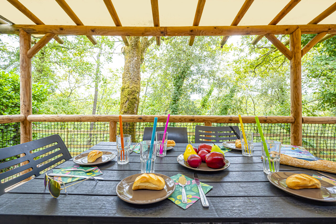 Terraza de Mobil-home con mesa exterior en CAPFUN Palombi�re en Sarlat (24).