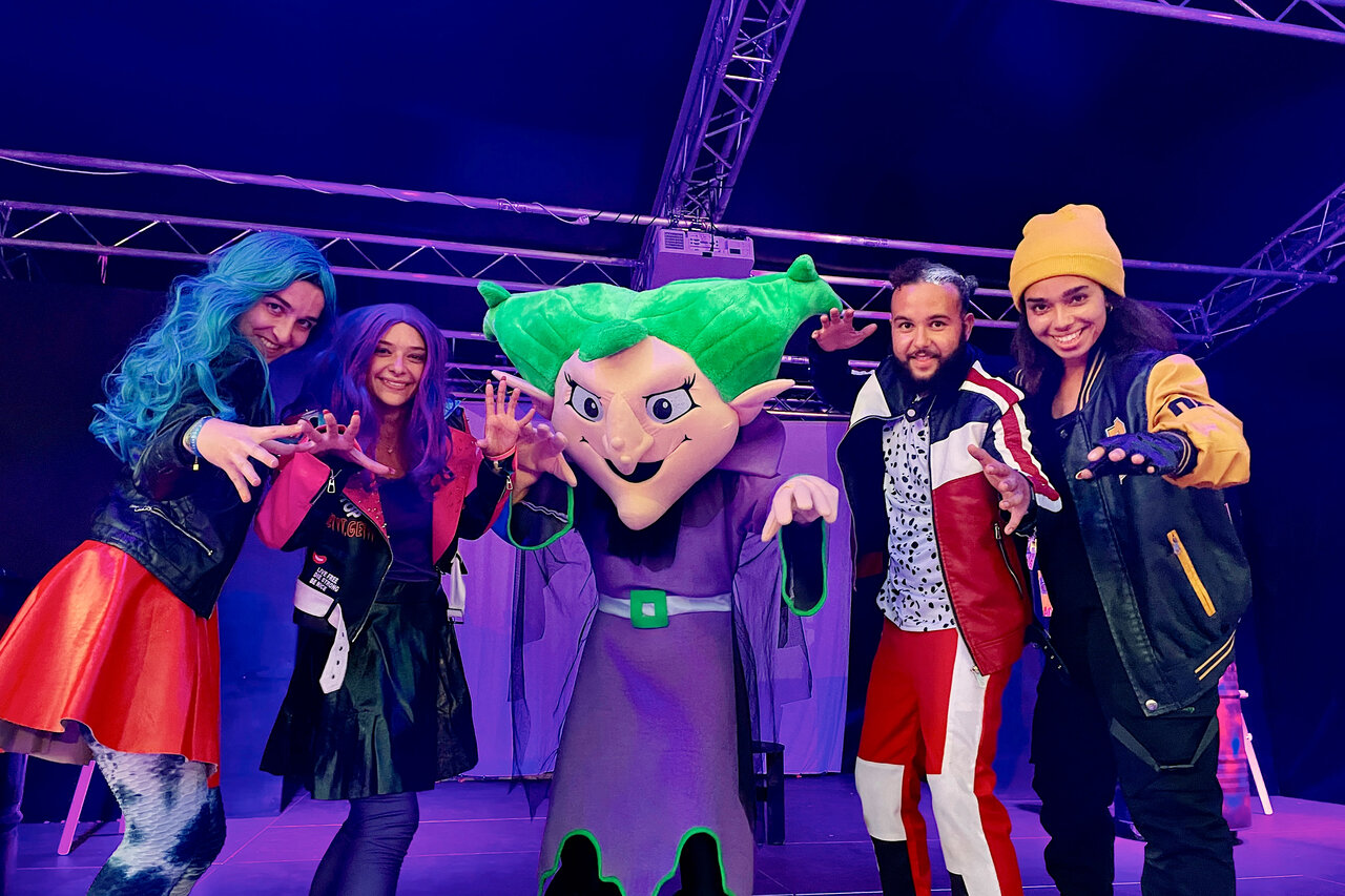 Espect�culo de animaci�n con personajes y animadores en el camping CAPFUN Palombi�re en Sarlat (24).