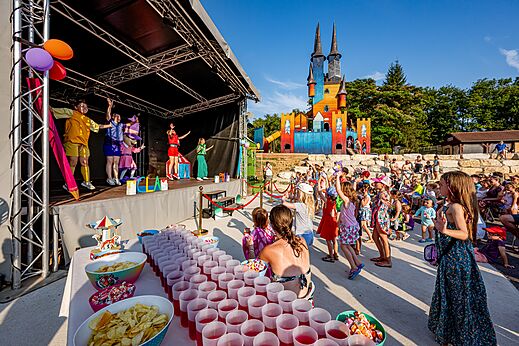 Espectáculo de animación infantil con castillo de juegos en el camping CAPFUN Palombière en SAINT-NATHALENE (24).