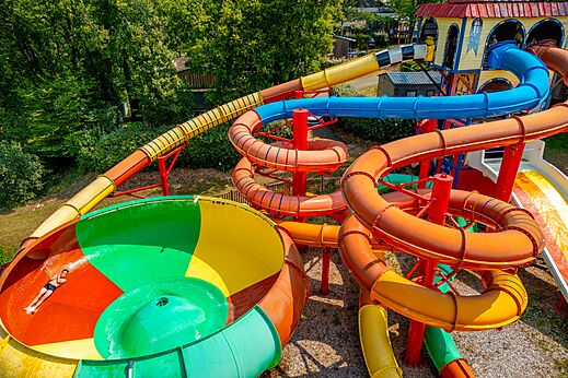 Toboganes acuáticos gigantes y bol en camping CAPFUN Palombière SAINT-NATHALENE (24).