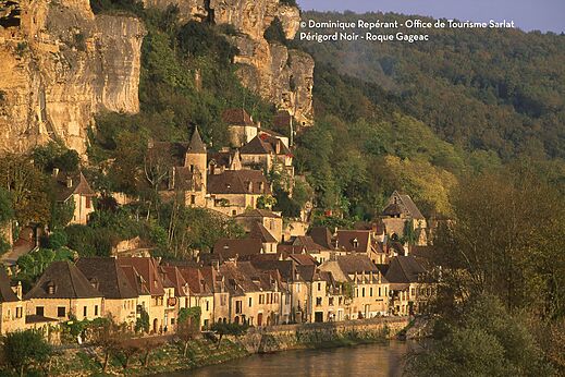 Pueblo de La Roque-Gageac a orillas del Dordoña, Périgord Noir.