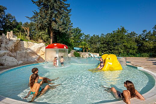Piscina, juegos acuáticos en el camping CAPFUN Palombière en SAINT-NATHALENE (24).