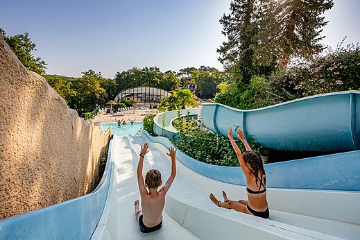 Niños en toboganes acuáticos y piscina exterior en el camping CAPFUN Palombière en SAINT-NATHALENE (24).