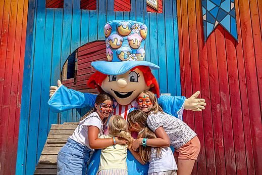 Niños felices, maquillaje y mascota en CAPFUN Palombière, SAINT-NATHALENE (24).