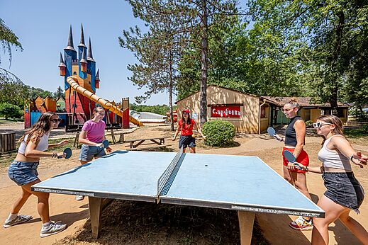 Partido de ping-pong animado y zona de juegos castillo en el camping CAPFUN Palombière en SAINT-NATHALENE (24).