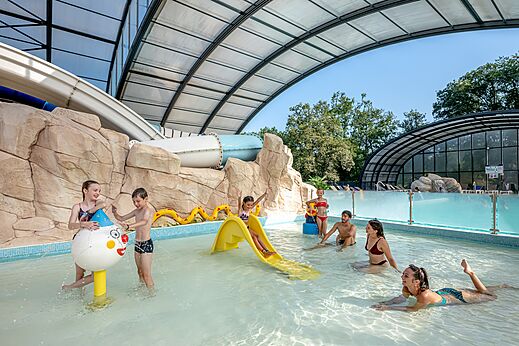 Piscina cubierta, toboganes y juegos acuáticos en el camping CAPFUN Palombière en SAINT-NATHALENE (24).