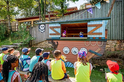 Espectáculo de marionetas para niños en escenario pirata en camping CAPFUN Palombière en SAINT-NATHALENE.