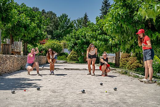 Jóvenes jugando a la petanca en el camping CAPFUN Palombière en SAINT-NATHALENE.