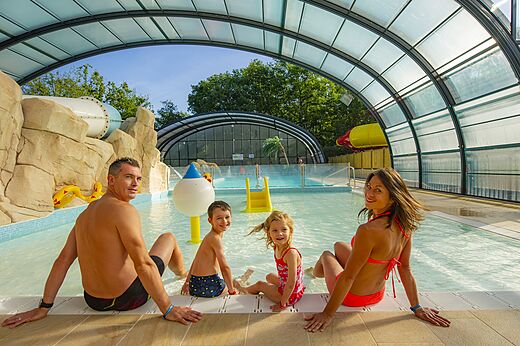 Piscina cubierta, toboganes y familia en camping CAPFUN Palombière en SAINT-NATHALENE (24).