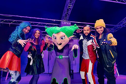 Animación con personajes y mascotas en el escenario del camping CAPFUN Palombière en SAINT-NATHALENE (24).