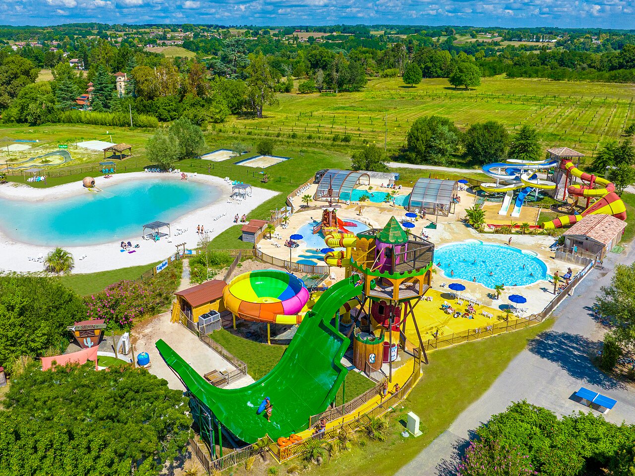 Gran parque acu�tico, toboganes y laguna en el camping CAPFUN Paradis de Bazas en BAZAS (33).