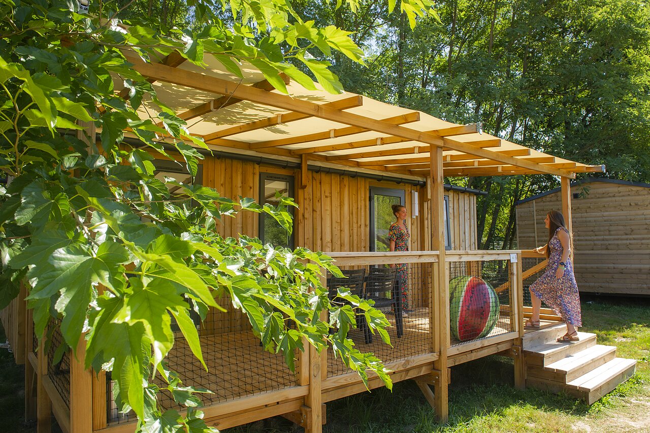 Mobil-home de madera con terraza cubierta en CAPFUN Paradis de Bazas (33).