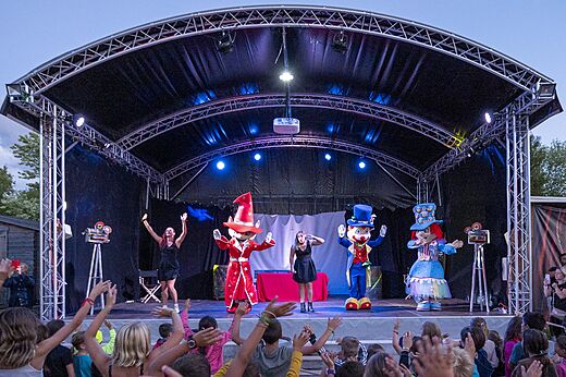Espectáculo de animación con mascotas y artistas en el escenario del camping CAPFUN Paradis de Bazas en BAZAS (33).