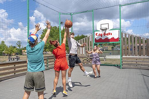 Baloncesto en la cancha multideportiva del camping CAPFUN Paradis de Bazas (33).