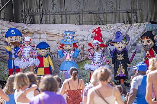 Espectáculo de animación con mascotas y animadores en el camping CAPFUN Paradis de Bazas (33).