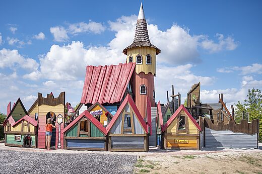 Zona de juegos temática con torre y casitas en el camping CAPFUN Paradis de Bazas en BAZAS (33).