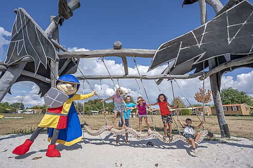 Zona de juegos, niños, mascota en el camping CAPFUN Paradis de Bazas en BAZAS.
