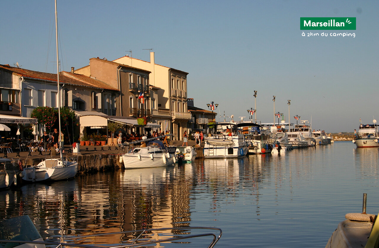 Puerto de Marseillan con barcos y terrazas animadas, para visitar cerca del camping.