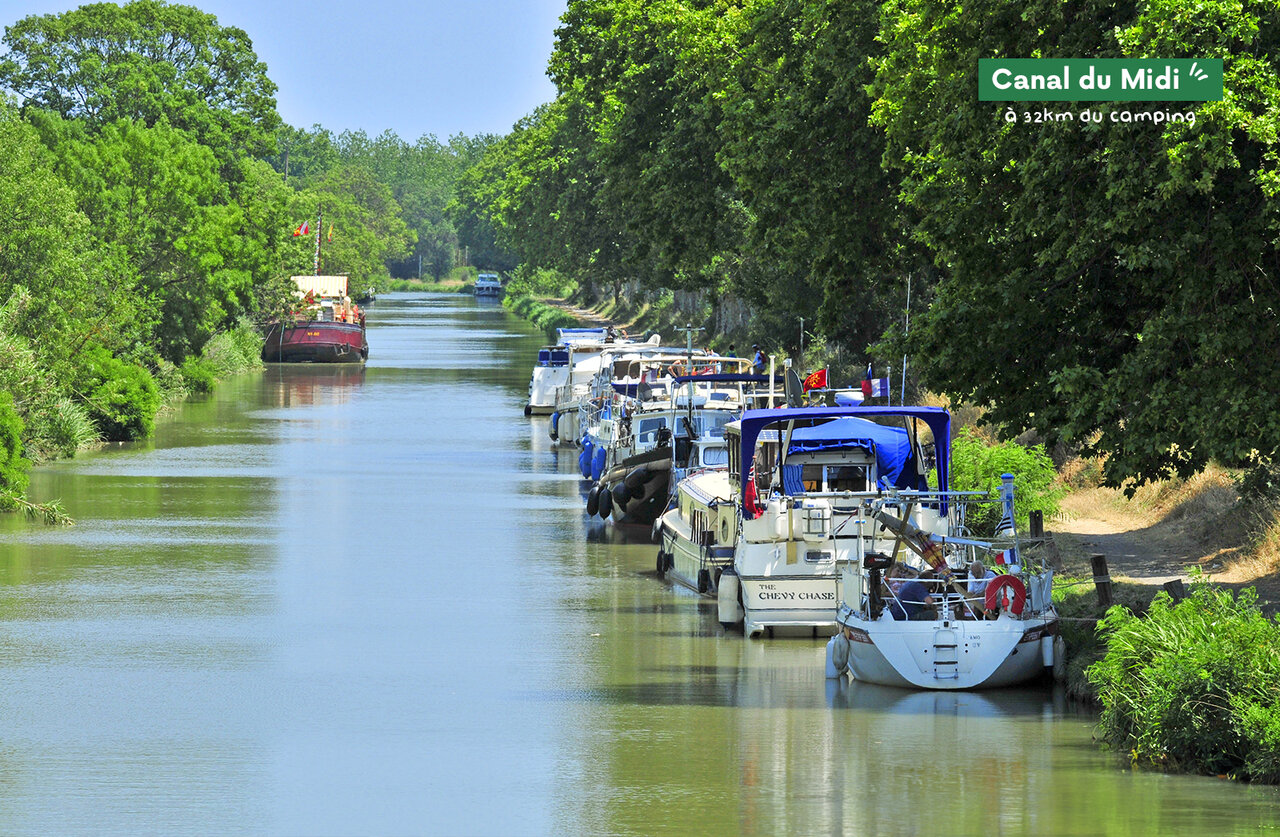 Barcos amarrados en el Canal du Midi, sitio tur�stico cerca de Marseillan-Plage.