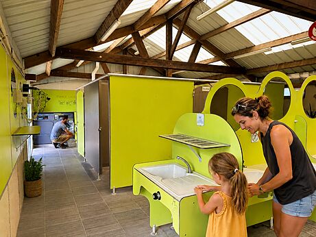 Zona de lavander�a y sanitarios modernos en el camping CLICOCHIC Paradou.